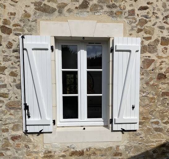 3 Fenêtre et volets en bois massif réalisés à l'atelier.jpg